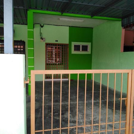 Pelangi Homestay Bota Экстерьер фото